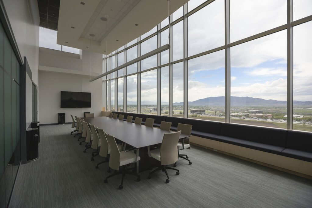 stocksnap-table-2577998_1920
